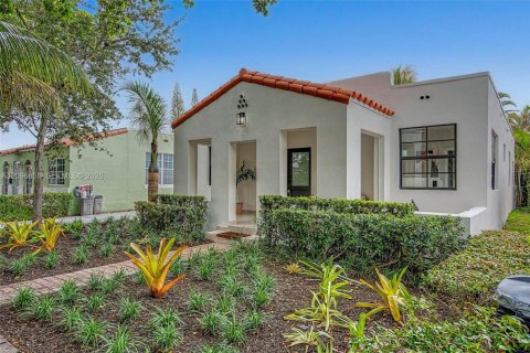 House in Coral Gables, Florida 3 bedrooms, 162.11 sq.m. № 2399935 - photo 24