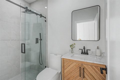 House in Coral Gables, Florida 3 bedrooms, 162.11 sq.m. № 2399935 - photo 18