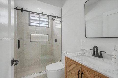 House in Coral Gables, Florida 3 bedrooms, 162.11 sq.m. № 2399935 - photo 15