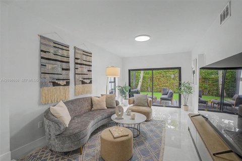 House in Coral Gables, Florida 3 bedrooms, 162.11 sq.m. № 2399935 - photo 12