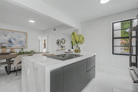House in Coral Gables, Florida 3 bedrooms, 162.11 sq.m. № 2399935 - photo 7