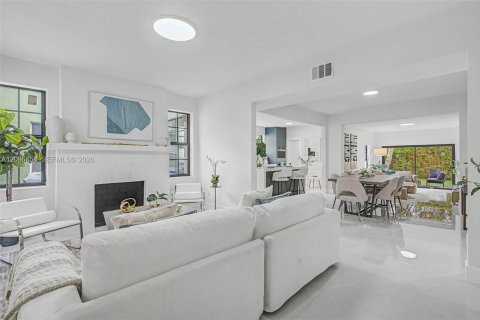 House in Coral Gables, Florida 3 bedrooms, 162.11 sq.m. № 2399935 - photo 3