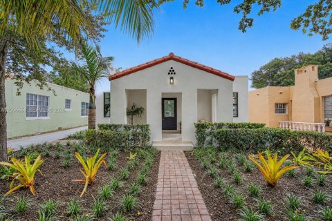 House in Coral Gables, Florida 3 bedrooms, 162.11 sq.m. № 2399935 - photo 2