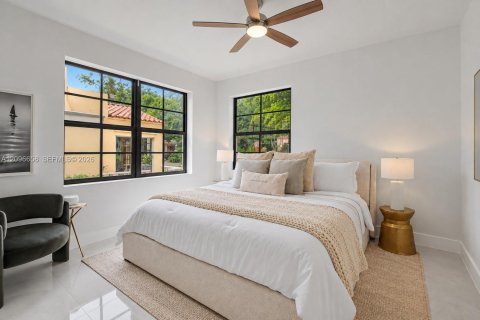 House in Coral Gables, Florida 3 bedrooms, 162.11 sq.m. № 2399935 - photo 14