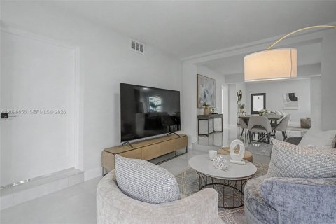 House in Coral Gables, Florida 3 bedrooms, 162.11 sq.m. № 2399935 - photo 19
