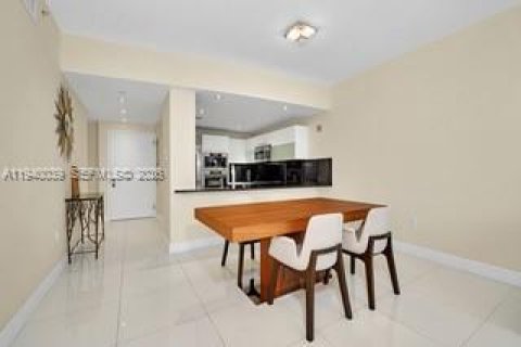 Condo in Sunny Isles Beach, Florida, 1 bedroom  № 1997329 - photo 24