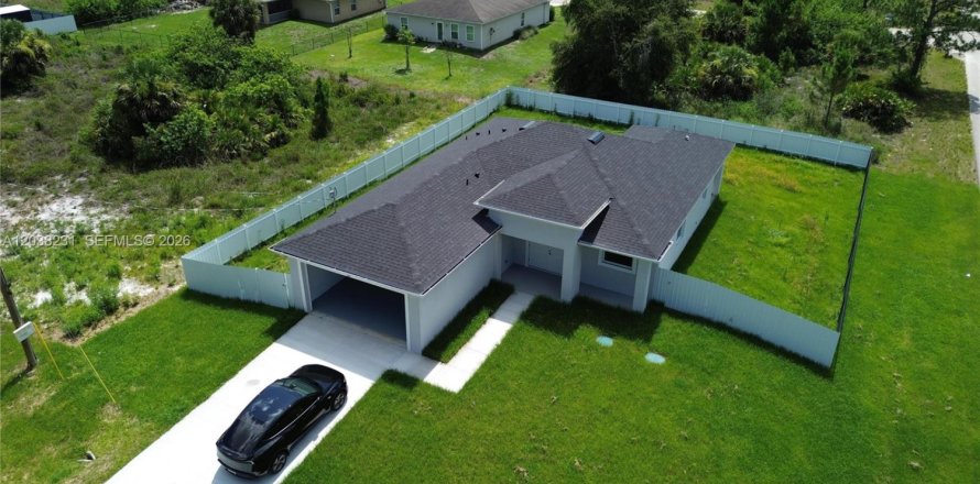 Villa ou maison à Lehigh Acres, Floride 3 chambres, 143.63 m2 № 2182137
