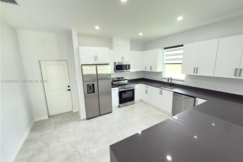 Villa ou maison à louer à Lehigh Acres, Floride: 3 chambres, 143.63 m2 № 2182137 - photo 6