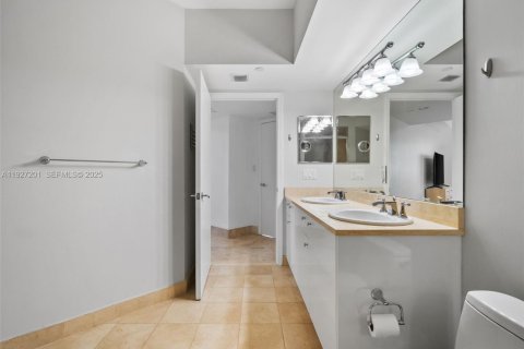 Купить кондоминиум в Авентура, Флорида 2 спальни, 121.89м2, № 1987976 - фото 20