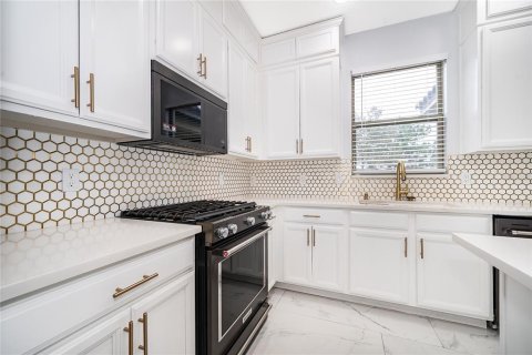 House in DeBary, Florida 4 bedrooms, 233.28 sq.m. № 2111561 - photo 8