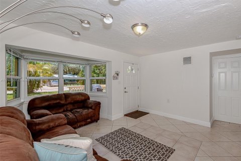 House in Dania Beach, Florida 3 bedrooms № 1582699 - photo 1