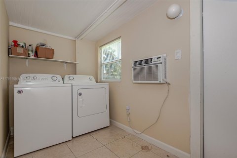House in Dania Beach, Florida 3 bedrooms № 1582699 - photo 23