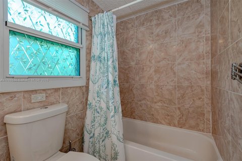 House in Dania Beach, Florida 3 bedrooms № 1582699 - photo 12