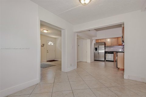 House in Dania Beach, Florida 3 bedrooms № 1582699 - photo 4