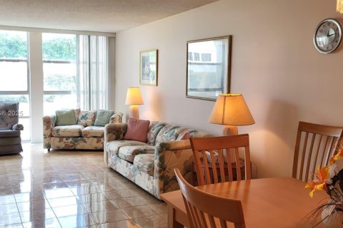 Copropriété à vendre à Hallandale Beach, Floride: 2 chambres, 85.84 m2 № 1880165 - photo 19