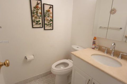 Copropriété à vendre à Hallandale Beach, Floride: 2 chambres, 85.84 m2 № 1880165 - photo 15
