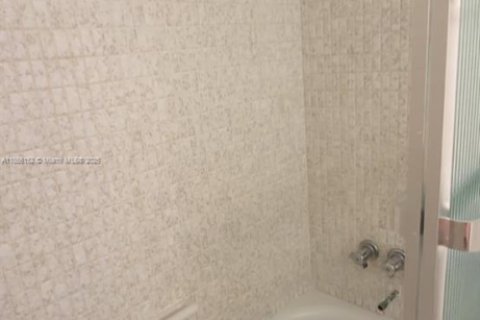 Copropriété à vendre à Hallandale Beach, Floride: 2 chambres, 85.84 m2 № 1880165 - photo 17