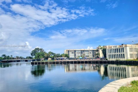 Copropriété à vendre à Hallandale Beach, Floride: 2 chambres, 85.84 m2 № 1880165 - photo 28