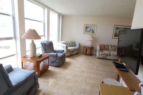 Copropriété à vendre à Hallandale Beach, Floride: 2 chambres, 85.84 m2 № 1880165 - photo 24