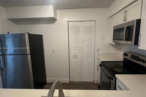 Condo in Pompano Beach, Florida, 1 bedroom  № 1957376 - photo 3