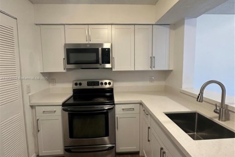Condo in Pompano Beach, Florida, 1 bedroom  № 1957376 - photo 2