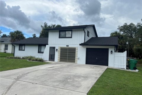 House in Port Charlotte, Florida 3 bedrooms, 138.98 sq.m. № 1911426 - photo 2