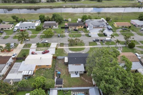 Купить виллу или дом в Майами-Гарденс, Флорида 4 спальни, 147.16м2, № 1889996 - фото 29