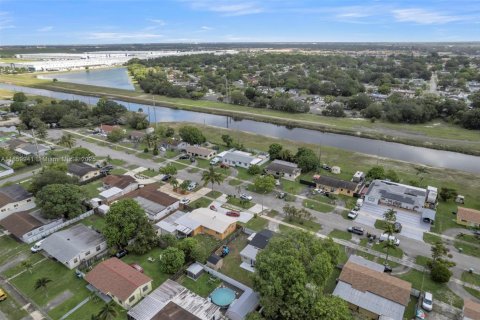 Купить виллу или дом в Майами-Гарденс, Флорида 4 спальни, 147.16м2, № 1889996 - фото 30