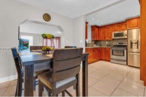 House in Miami Gardens, Florida 4 bedrooms, 147.16 sq.m. № 1889996 - photo 4