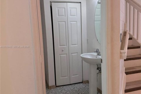 Touwnhouse à louer à Hialeah, Floride: 4 chambres, 172.98 m2 № 2084232 - photo 23