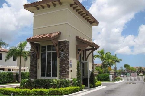 Touwnhouse à louer à Hialeah, Floride: 4 chambres, 172.98 m2 № 2084232 - photo 3