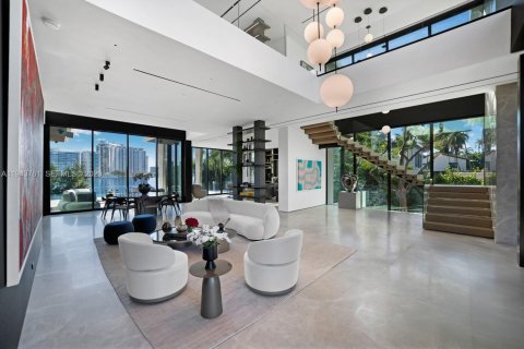 Casa en venta en Miami Beach, Florida, 6 dormitorios, 779.73 m2 № 2002505 - foto 2