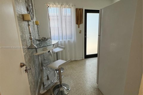 House in Miami, Florida 2 bedrooms, 130.06 sq.m. № 1940298 - photo 5