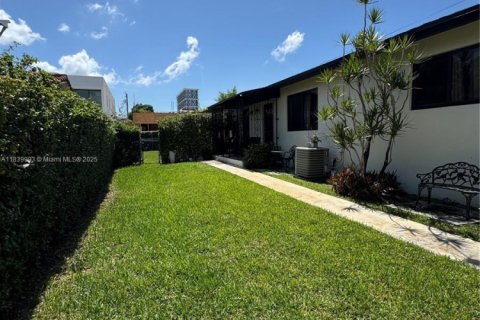 House in Miami, Florida 2 bedrooms, 130.06 sq.m. № 1940298 - photo 3