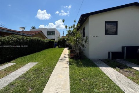 House in Miami, Florida 2 bedrooms, 130.06 sq.m. № 1940298 - photo 1