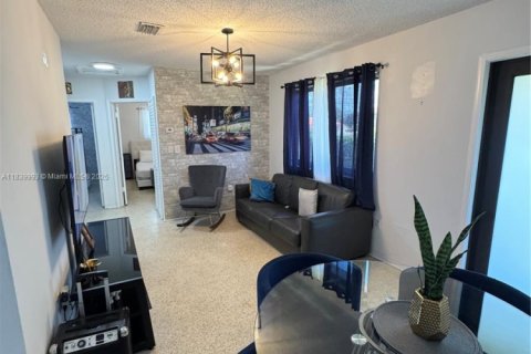 House in Miami, Florida 2 bedrooms, 130.06 sq.m. № 1940298 - photo 11