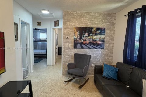 House in Miami, Florida 2 bedrooms, 130.06 sq.m. № 1940298 - photo 14