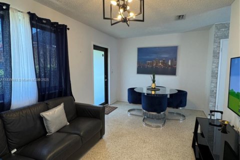 House in Miami, Florida 2 bedrooms, 130.06 sq.m. № 1940298 - photo 13