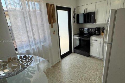 House in Miami, Florida 2 bedrooms, 130.06 sq.m. № 1940298 - photo 12