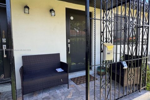House in Miami, Florida 2 bedrooms, 130.06 sq.m. № 1940298 - photo 6