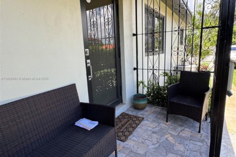 House in Miami, Florida 2 bedrooms, 130.06 sq.m. № 1940298 - photo 16