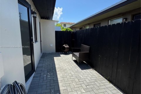 House in Miami, Florida 2 bedrooms, 130.06 sq.m. № 1940298 - photo 2