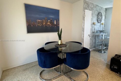 House in Miami, Florida 2 bedrooms, 130.06 sq.m. № 1940298 - photo 10
