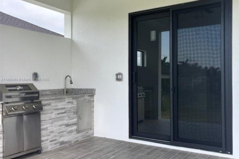 House in Cape Coral, Florida 4 bedrooms, 187.29 sq.m. № 1878492 - photo 10