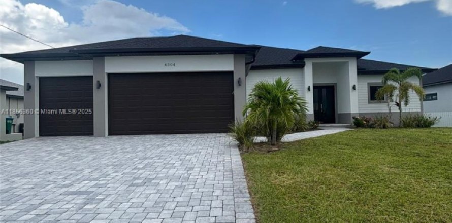 House in Cape Coral, Florida 4 bedrooms, 187.29 sq.m. № 1878492