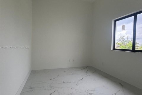 House in Cape Coral, Florida 4 bedrooms, 187.29 sq.m. № 1878492 - photo 7