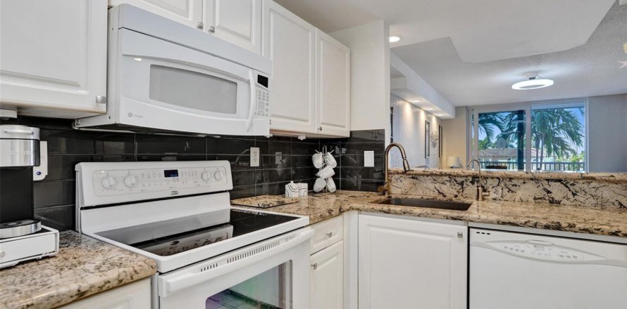 Condominio en Pompano Beach, Florida, 2 dormitorios № 2187613