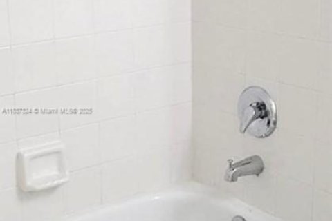 Condo in Davie, Florida, 2 bedrooms  № 1821909 - photo 17