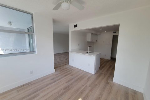 Condo in North Miami Beach, Florida, 1 bedroom  № 2068056 - photo 3