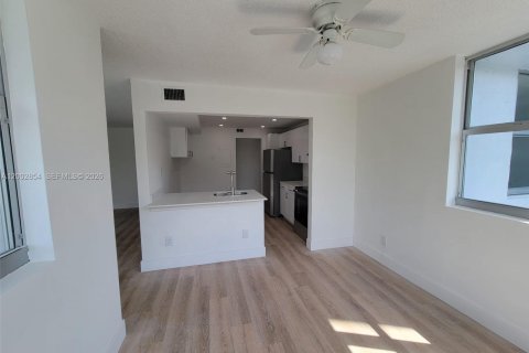 Condo in North Miami Beach, Florida, 1 bedroom  № 2068056 - photo 2
